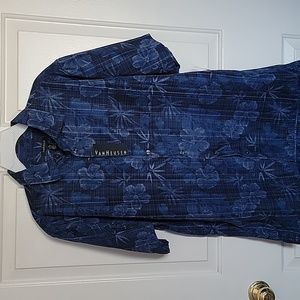 Van Heusen, men's medium, short sleeved buttondown shirt, blue and black. NWT.